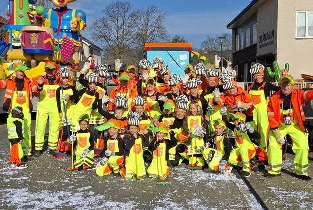 Grote groep carnavalsoptocht met wagen en attributen, Ophalen, Gebruikt, Overige typen, Carnaval