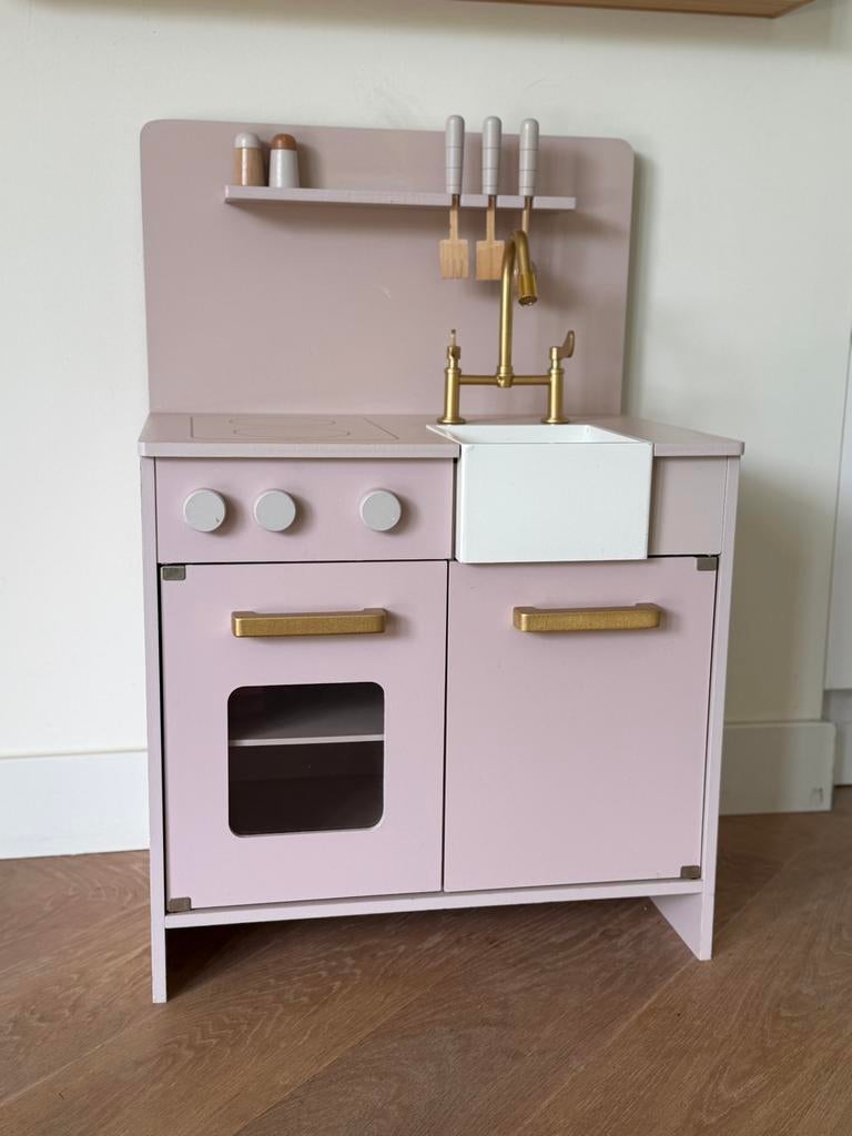 Poederroze houten speelgoedkeuken van Petit Amélie, Ophalen, Zo goed als nieuw