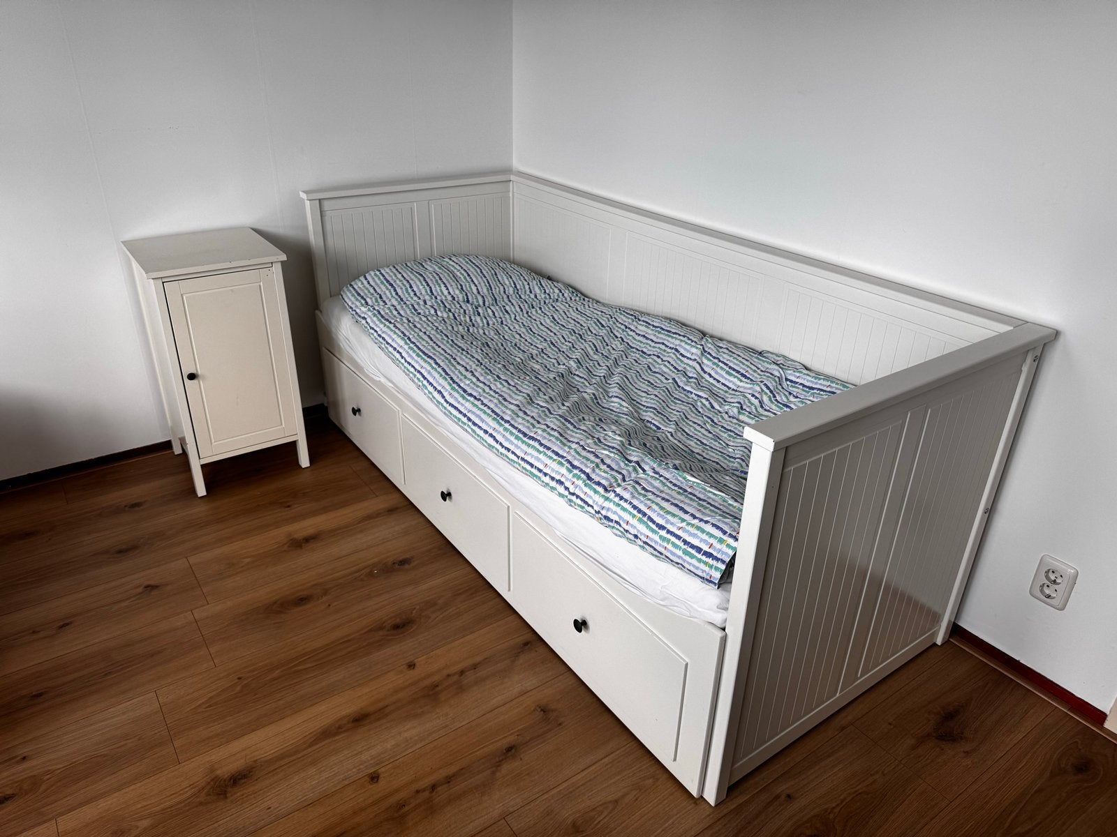IKEA Hemnes Bedbank met Matras en Nachtkastje, Huis en Inrichting, Slaapkamer | Bedden, Ophalen, Verstelbaar, Wit, Tweepersoons