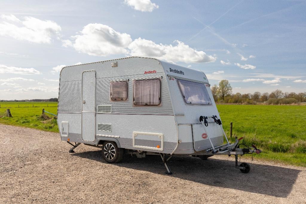Nette Caravan met luifel en fietsendrager te koop, Caravans en Kamperen, Caravans, Treinzit, Particulier, Dethleffs, Tot en met 4