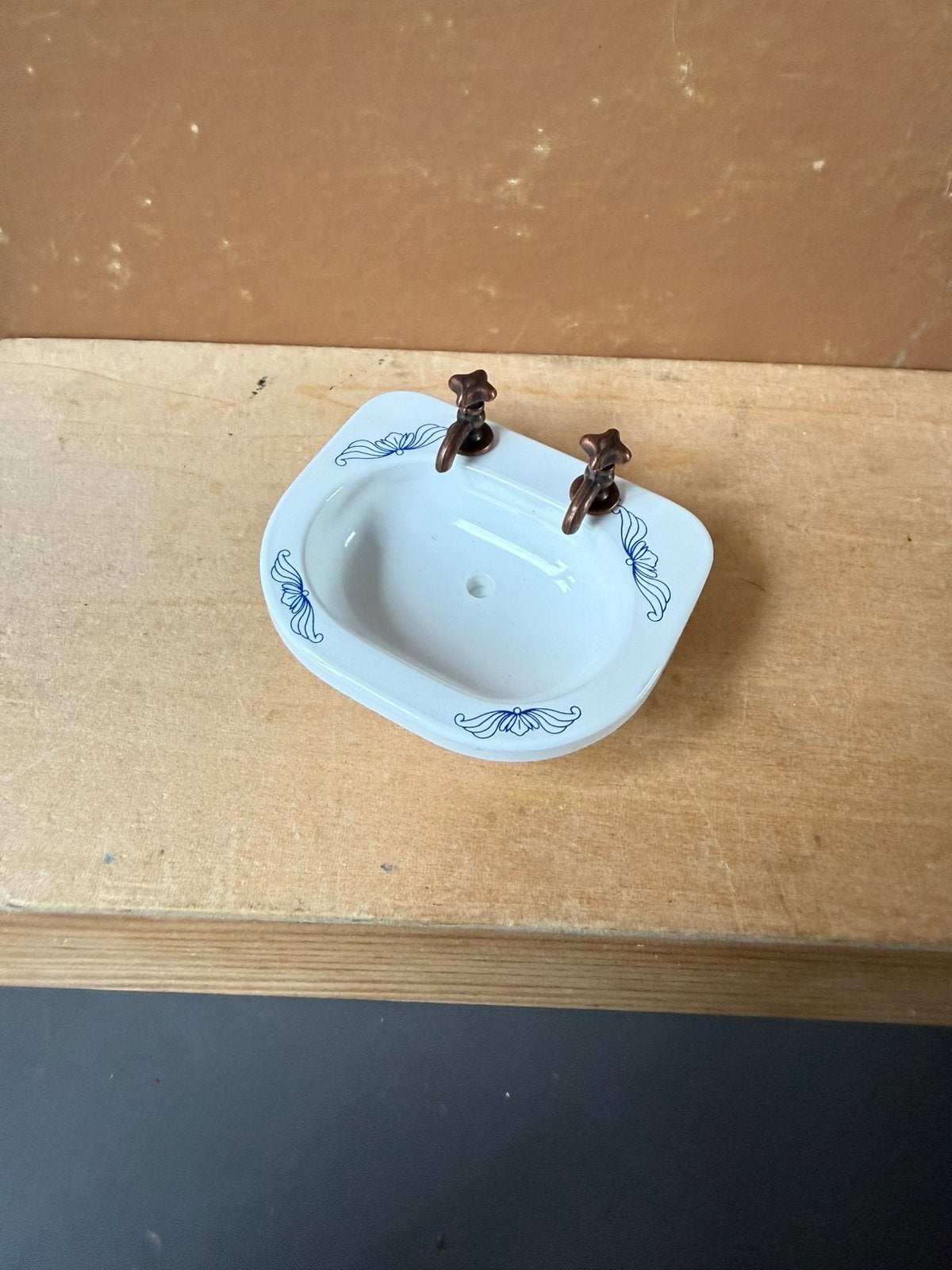 Wasbak - 5.7cm breed 4.7cm diep - kunststof - kranen metaal, Verzamelen, Poppenhuizen en Toebehoren, Zo goed als nieuw, Poppenhuis