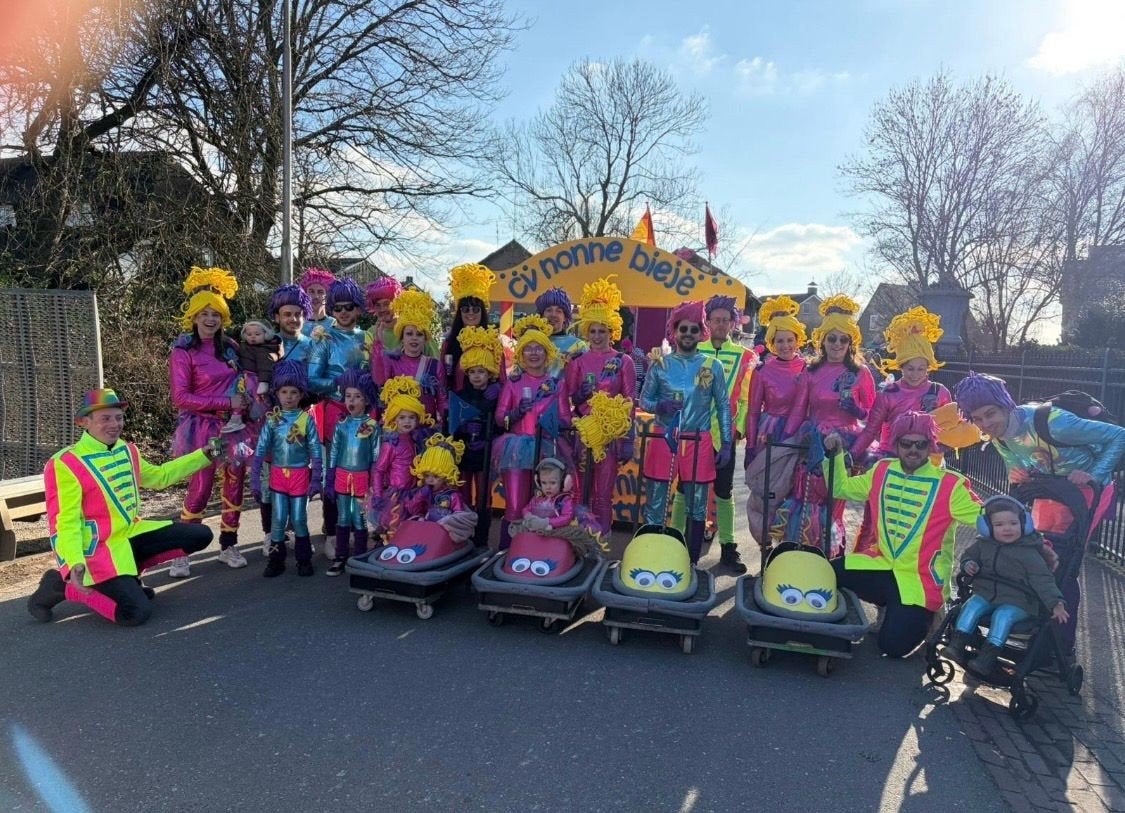 Loopgroep 2 karren inclusief pakken! KERMIS, Ophalen, Zo goed als nieuw, Kostuum, Carnaval