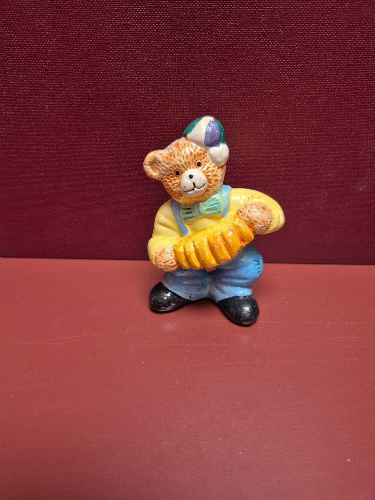 Beertje met accordeon beeldje - 8,5 cm hoog, Ophalen of Verzenden, Gebruikt, Dier