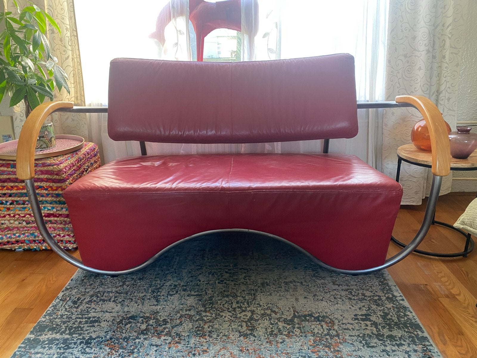 Vintage design bankje rood leer en metaal., Ophalen