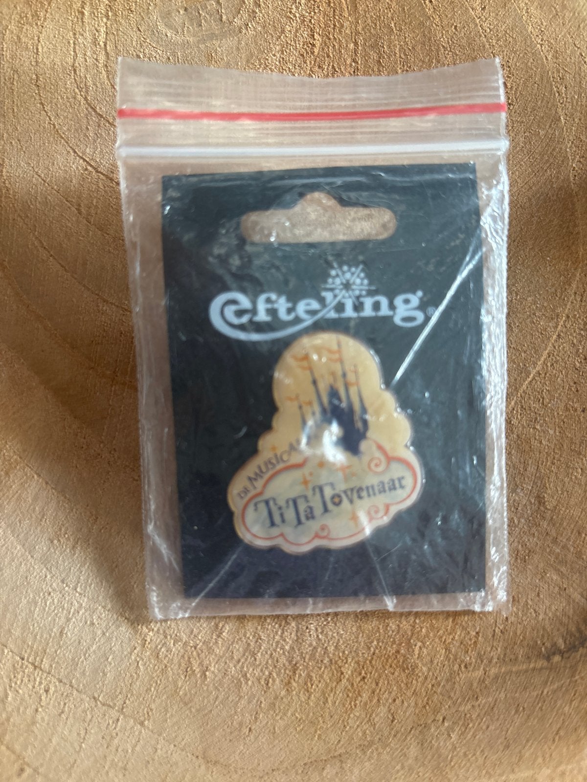 Efteling Tita Tovenaar pin in originele verpakking, Ophalen of Verzenden, Nieuw, Button of Speldje