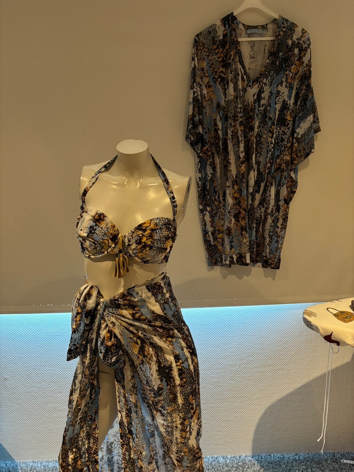 Shan bikini 38 met bijpassend jurkje en pareo, Blauw, ., Ophalen of Verzenden, Zo goed als nieuw