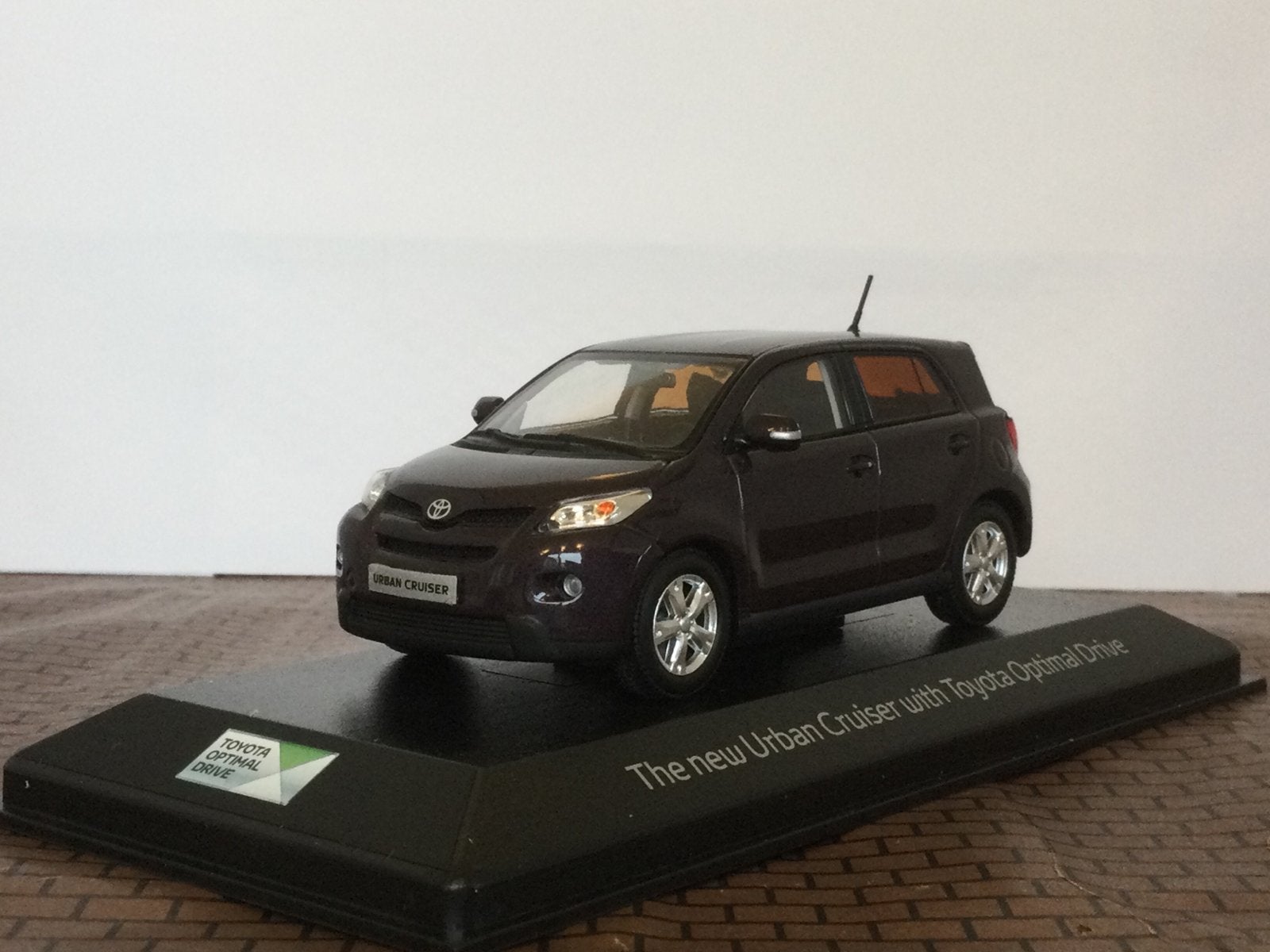 Toyota Urban Cruiser 2010 Magenta 1:43 Minichamps, Hobby en Vrije tijd, Modelauto's | 1:43, Ophalen of Verzenden, Zo goed als nieuw