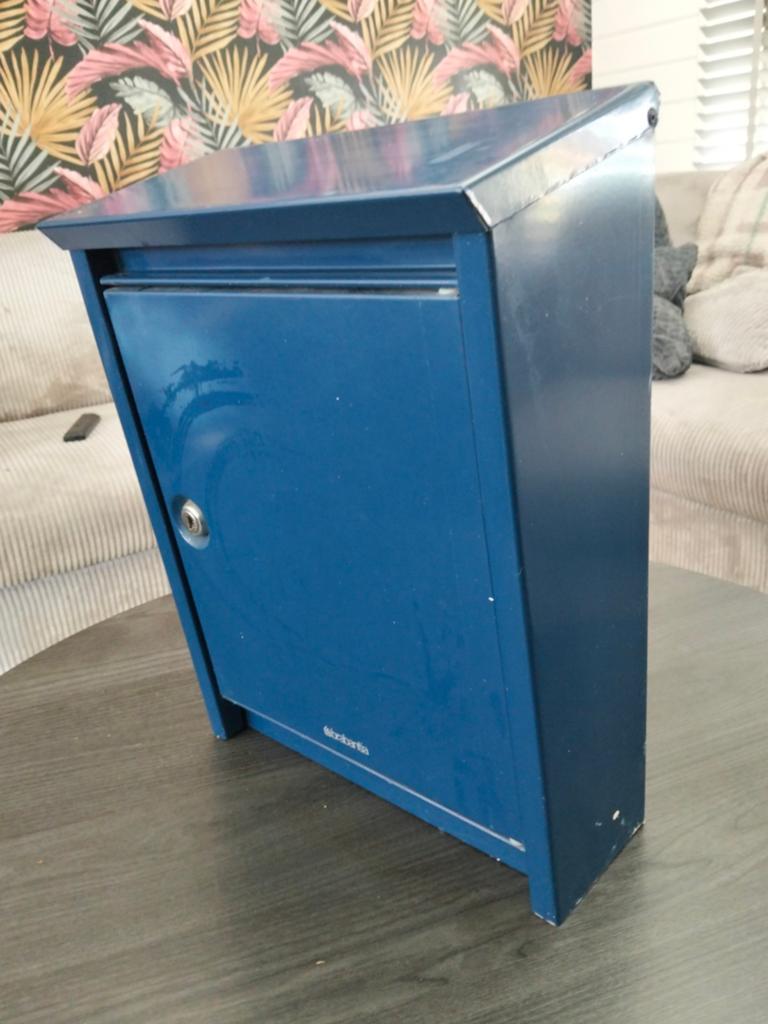 Brabantia brievenbus blauw met sleutel, Tuin en Terras, Brievenbussen, Ophalen of Verzenden, Gebruikt, Staal, Wandbrievenbus