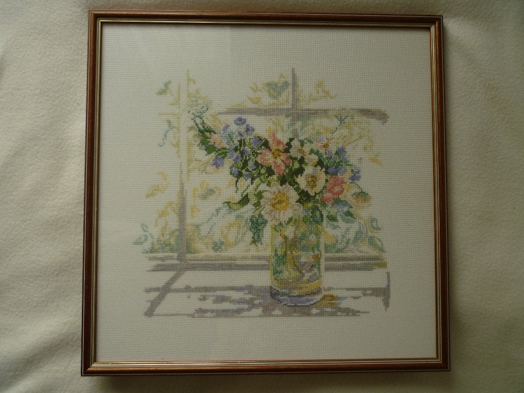 Lanarte Bloemen in zonlicht borduurwerk in lijst 42x42 cm, Ophalen of Verzenden, Zo goed als nieuw, Handborduren, Borduurpakket