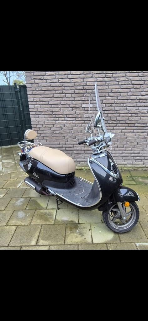 Sym Allo Scooter- Zwart met Windscherm met GRATIS accesoires, Fietsen en Brommers, Scooters | SYM, Ophalen, Gebruikt, Maximaal 45 km/u