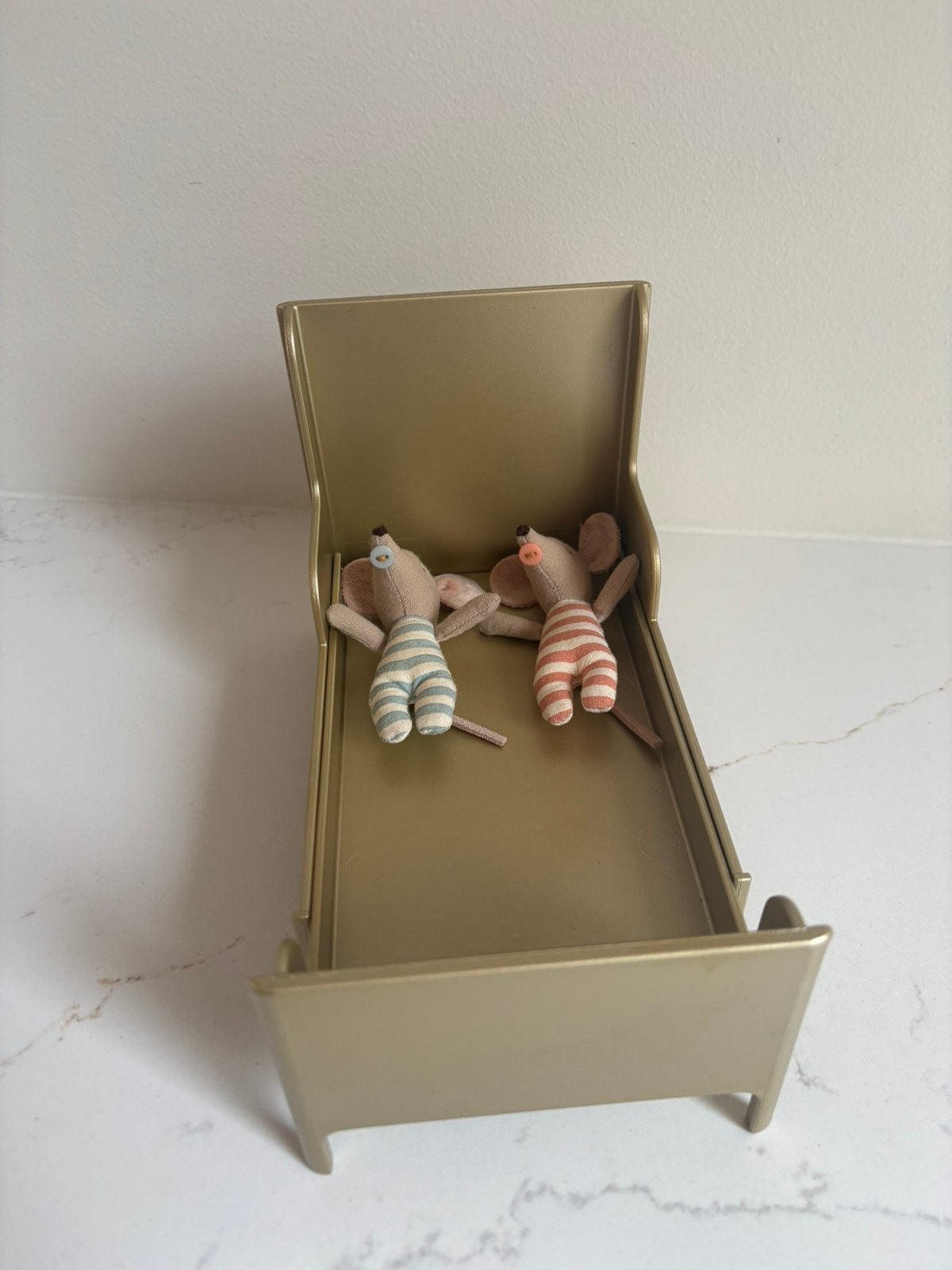 IKEAe poppenhuisbed – verstelbaar | Maileg, Ophalen of Verzenden, Zo goed als nieuw, Poppenhuis