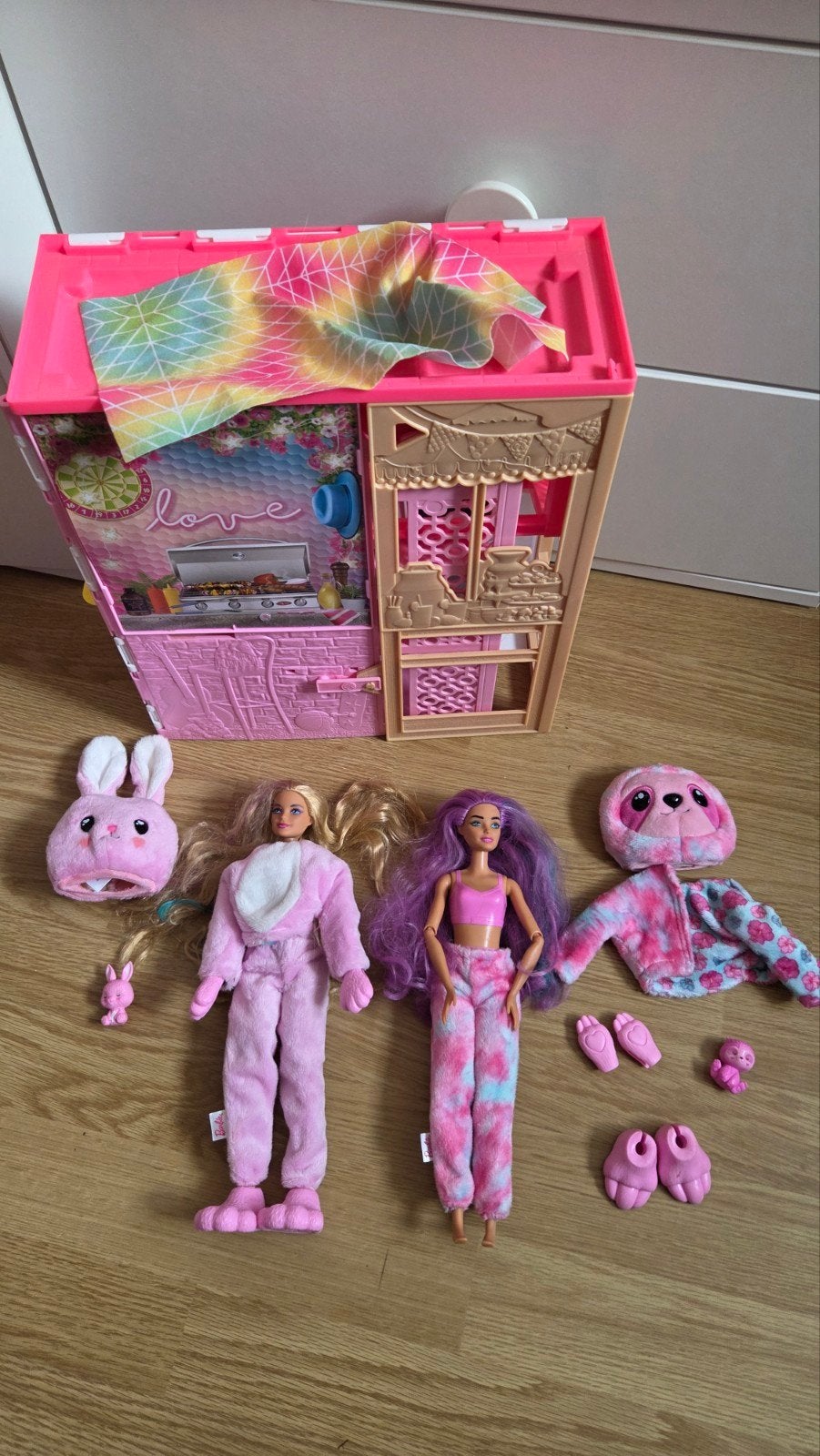 Barbie huis met 2 Barbie Cutie Reveal poppen, Ophalen, Gebruikt, Barbie