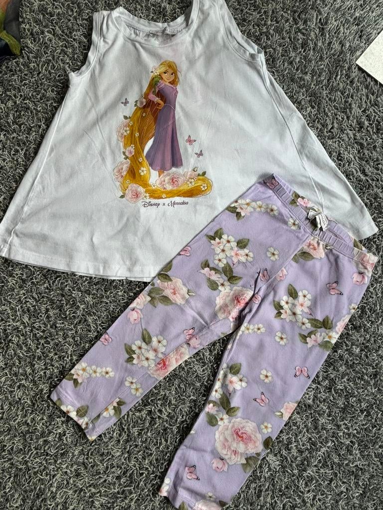 Monnalisa lang shirt met bijpassend legging 4 jaar, Ophalen of Verzenden, Zo goed als nieuw, Meisje, Setje