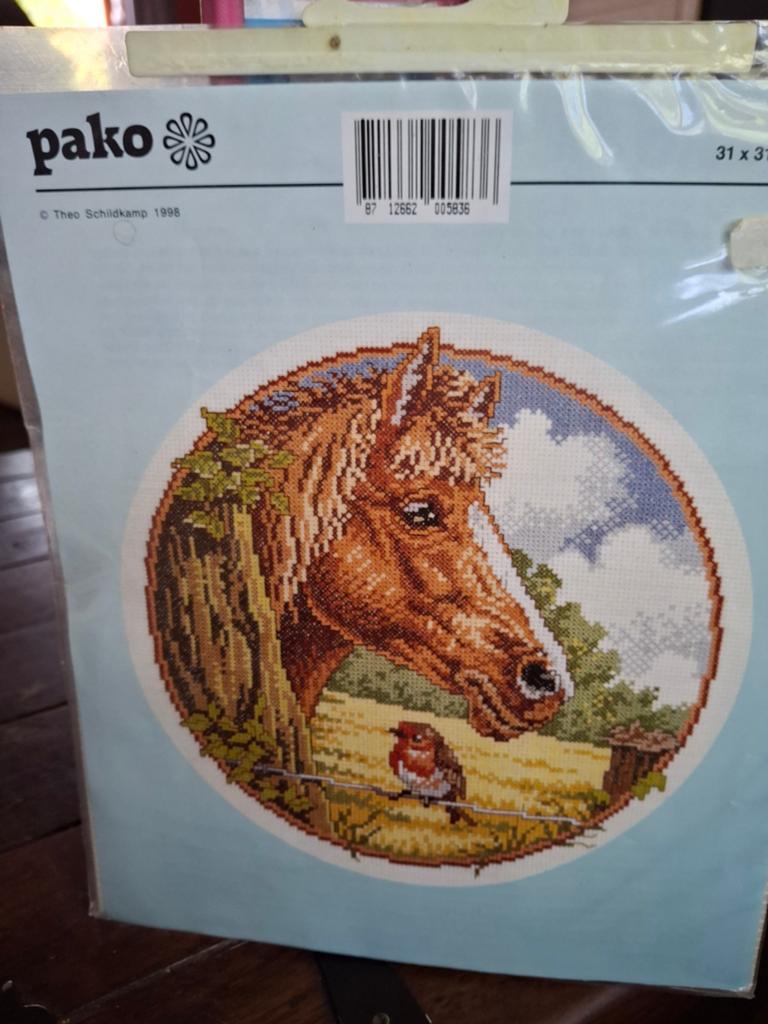 Paard met roodborstje, Hobby en Vrije tijd, Ophalen of Verzenden, Nieuw, Borduurpakket