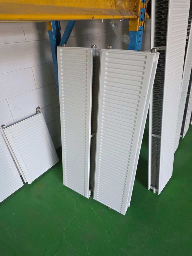8 nette radiatoren type 22 inclusief beugels - Schiedam, Ophalen of Verzenden, Radiator
