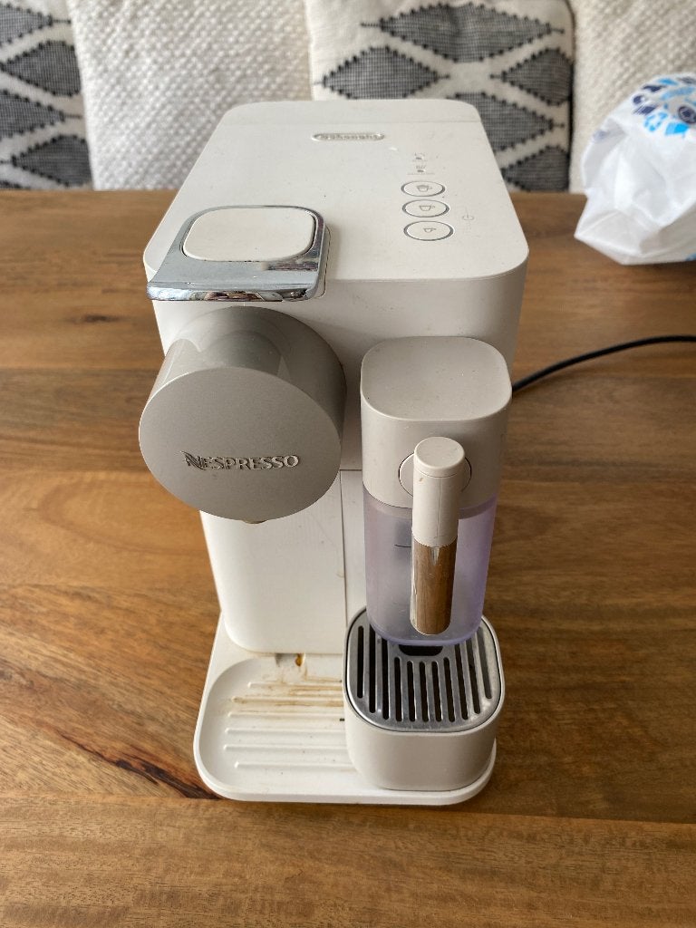 DE LONGHI Nespresso Lattissima One - Wit, Witgoed en Apparatuur, Koffiezetapparaten, Ophalen, Koffiepads en cups, Gebruikt, Koffiemachine