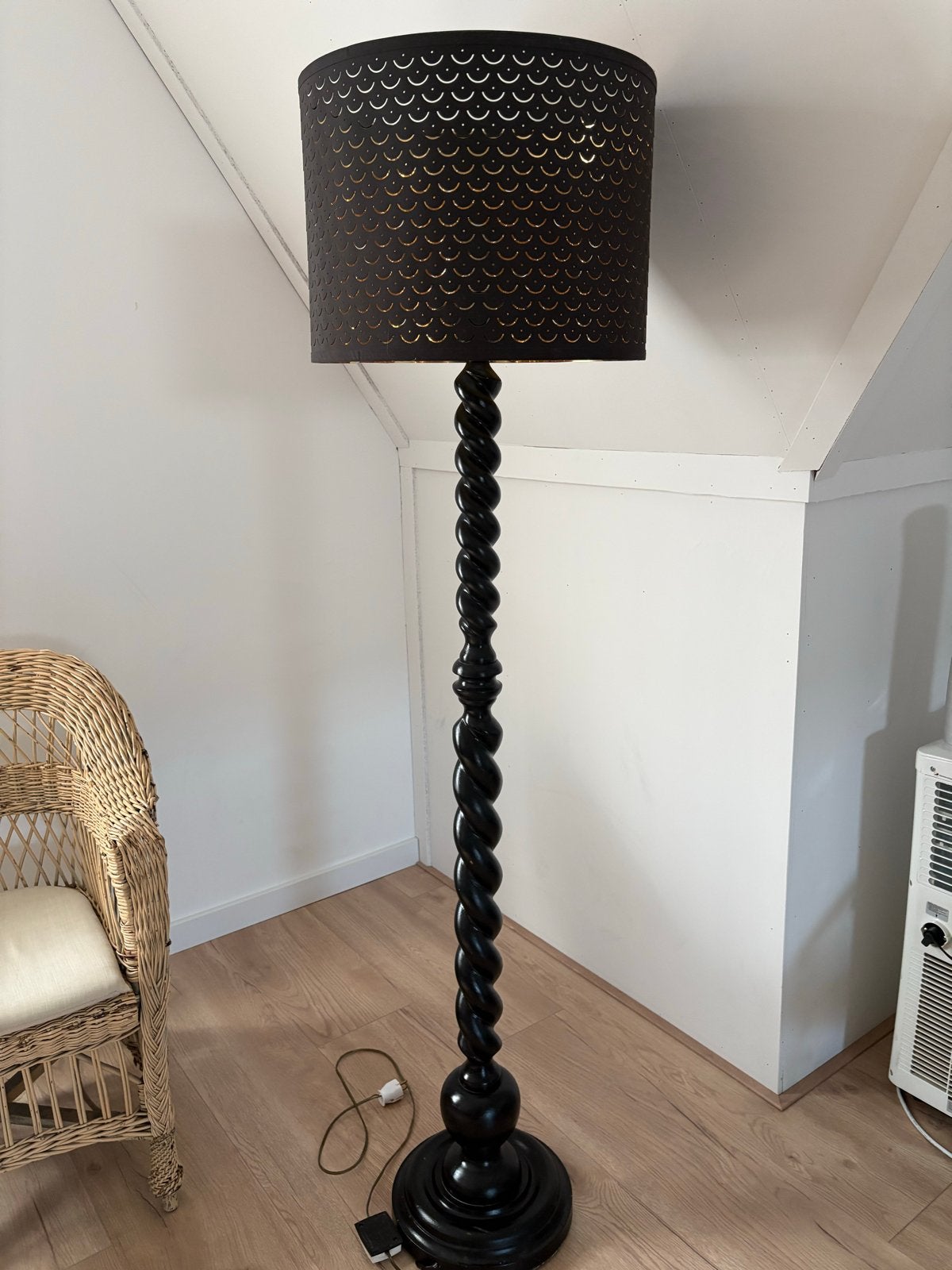 Zwarte gedraaide vloerlamp met gouden kap, Ophalen, Gebruikt, Hout, 150 tot 200 cm