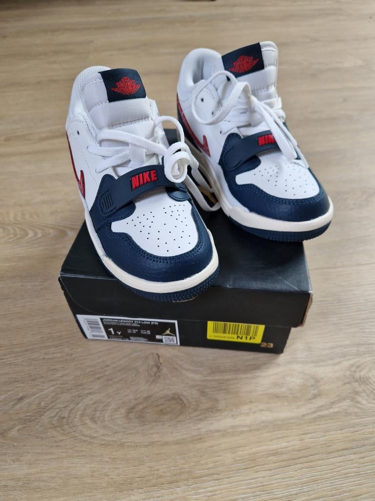 NIEUW Jordan legacy 312 low maat 32 wit en zwart, Kinderen en Baby's, Kinderkleding | Schoenen en Sokken, Jongen of Meisje, Schoenen