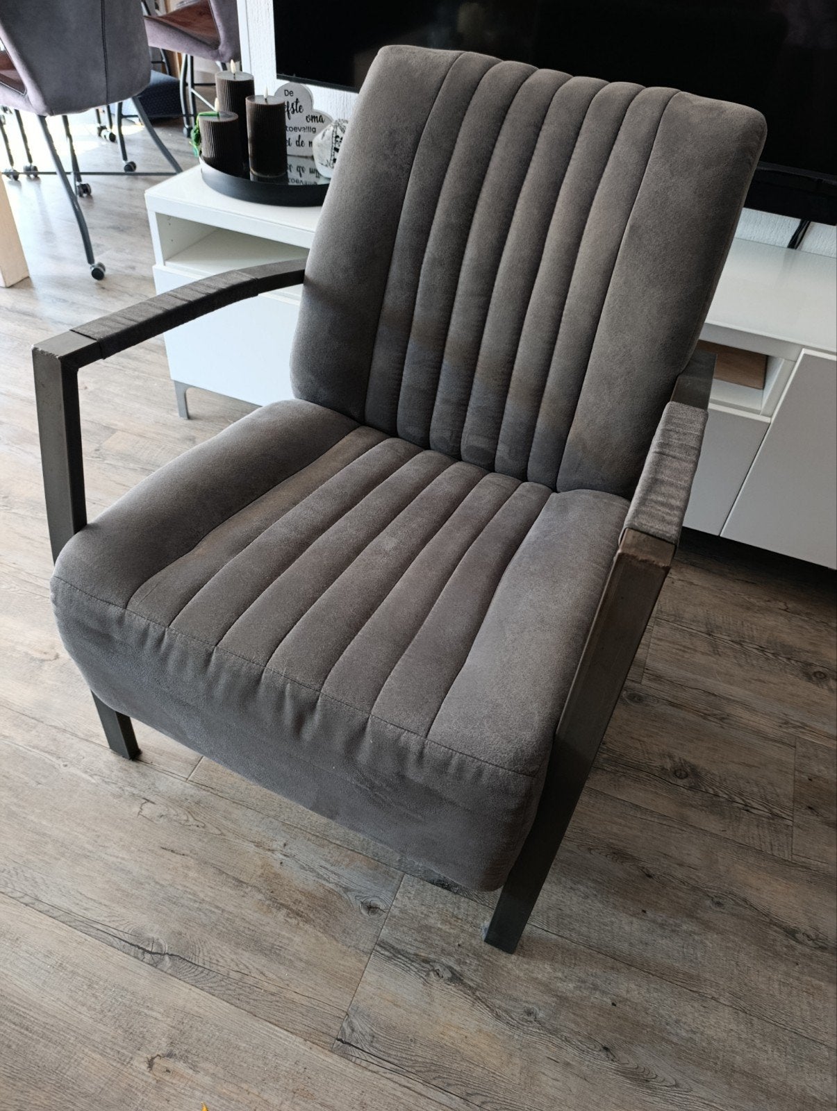 Comfortabele grijze fauteuil met metalen frame, Ophalen, Modern, Industrieel, 75 tot 100 cm, Zo goed als nieuw