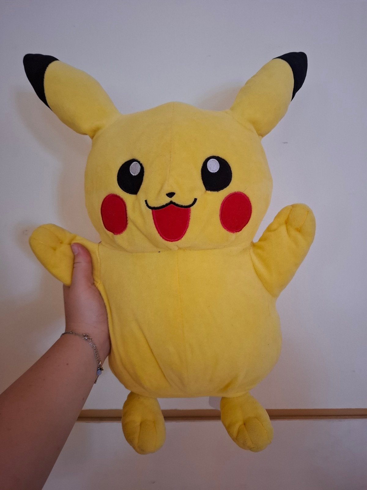 Grote Pikachu Knuffel - Pokémon Pluche Speelgoed, Geel, 11-1 Hokotate-cho, Kamitoba, Minami-ku, Kyoto 601-8501, Japan, Ophalen of Verzenden