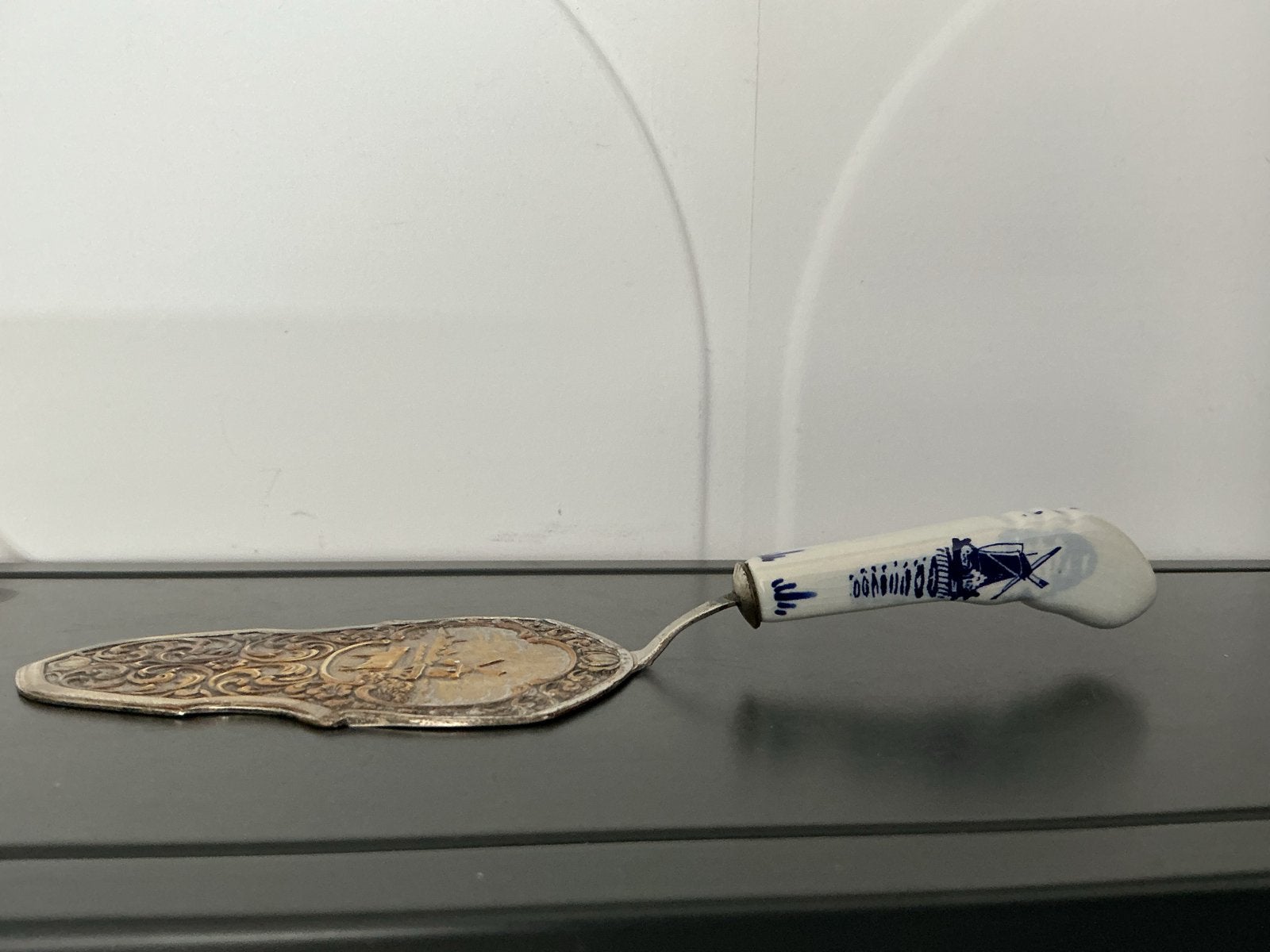 Antieke taartschep met Delfts blauw handvat, Antiek en Kunst, Antiek | Bestek, Ophalen of Verzenden