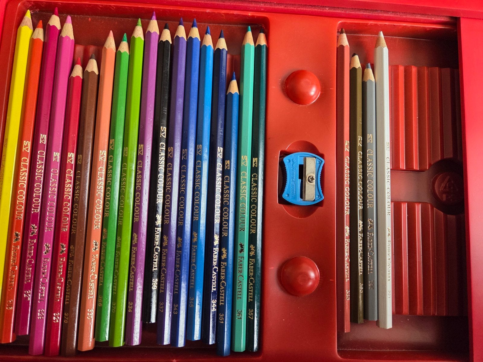 22 Faber Castell classic colour potloden in stevige kist., Ophalen of Verzenden, Gebruikt, Potlood of Stift