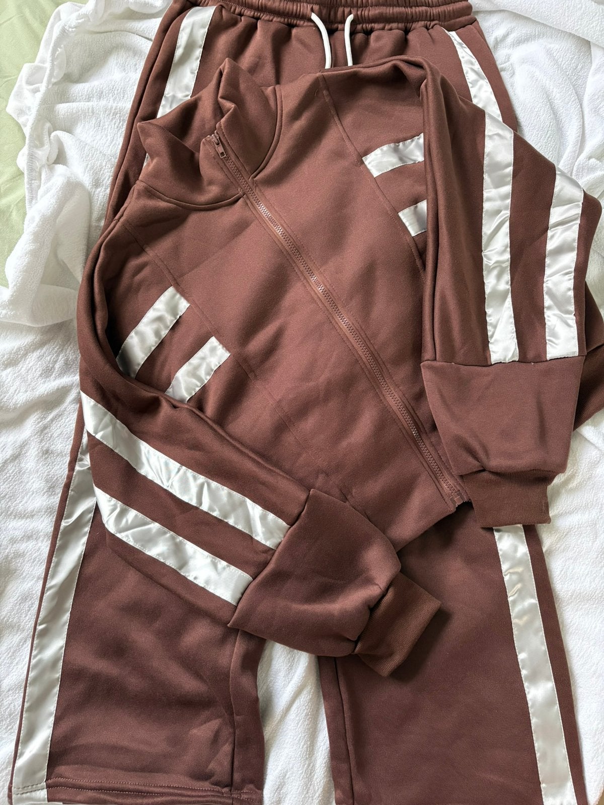 Nieuwe huispakken.  Bruin met zilveren bies., Ophalen, Nieuw, Maat 42/44 (L), Bruin
