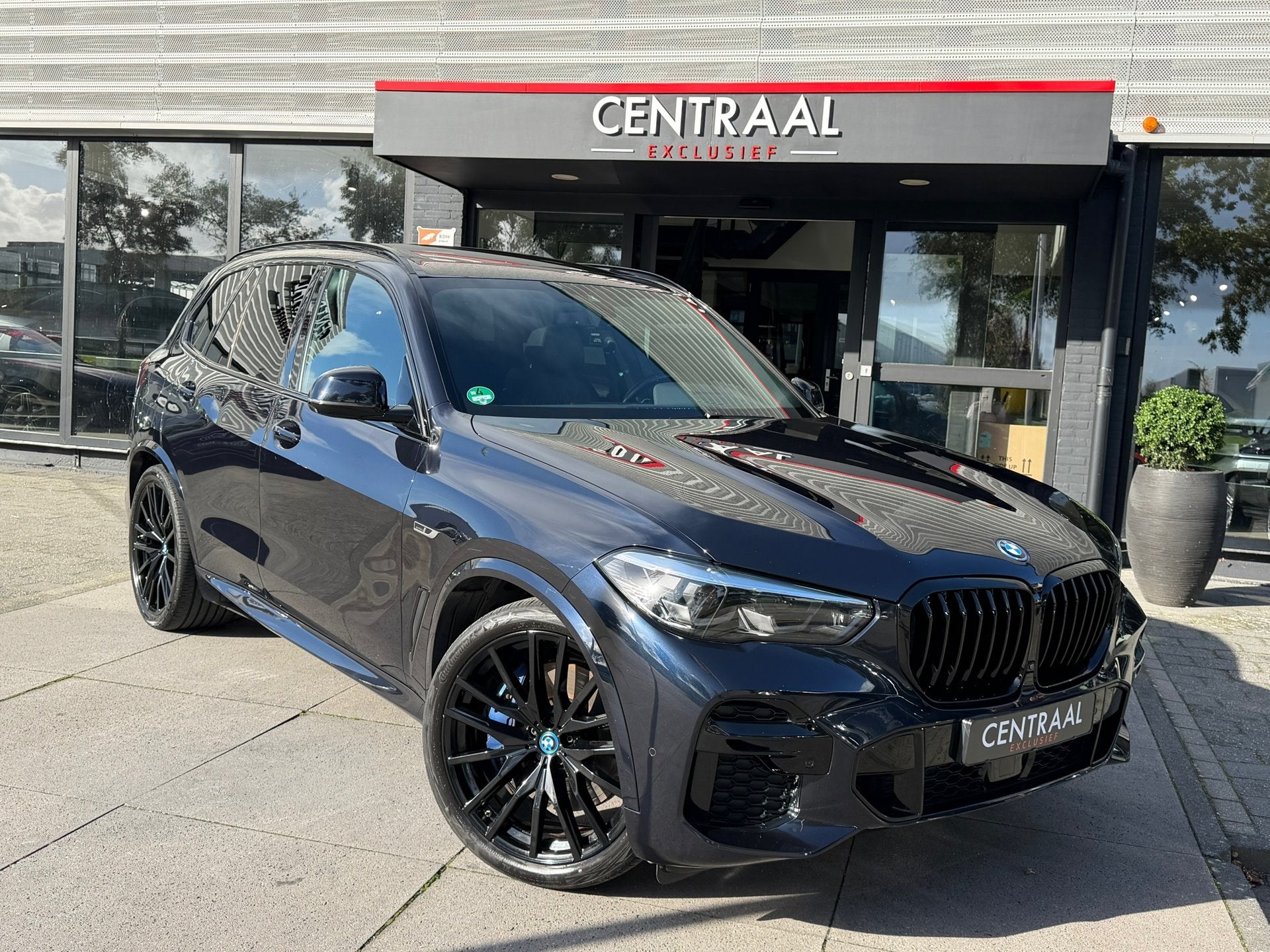 BMW X5 XDrive45e High Exe Pano|Memory|Keyless|ACC|Carplay|Bt, Auto's, Dealer onderhouden, Gebruikt, Zwart, Vierwielaandrijving