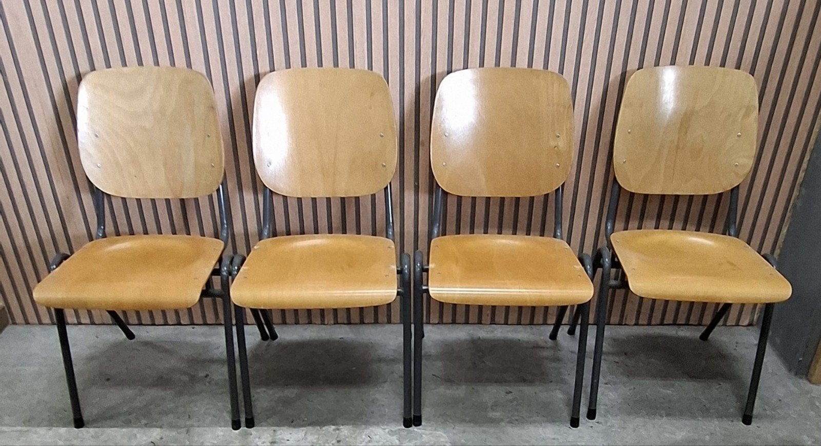 24 x Vintage schoolstoelen hout kantine horeca stoelen cafe, Huis en Inrichting, Stoelen, Bruin, Ophalen of Verzenden, Zo goed als nieuw
