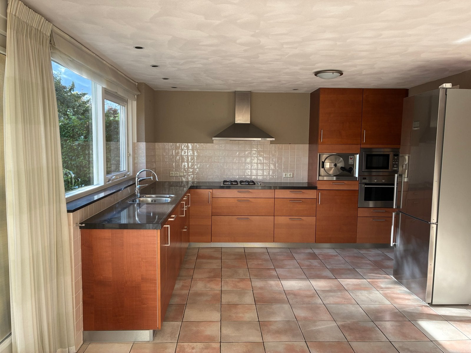 Complete hoekkeuken uit 2002 met Quooker en apparatuur, Huis en Inrichting, Keuken | Complete keukens, Ophalen, Gebruikt, Bruin