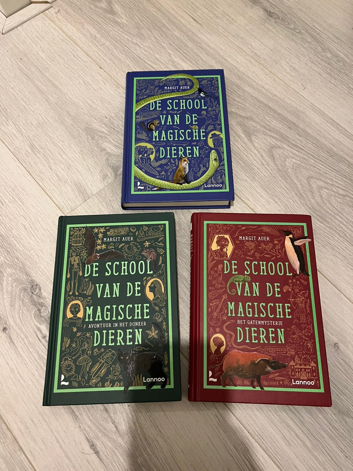 Boeken bundel - pakket - de school van magische dieren, Boeken, Verzenden, Zo goed als nieuw, Fictie algemeen