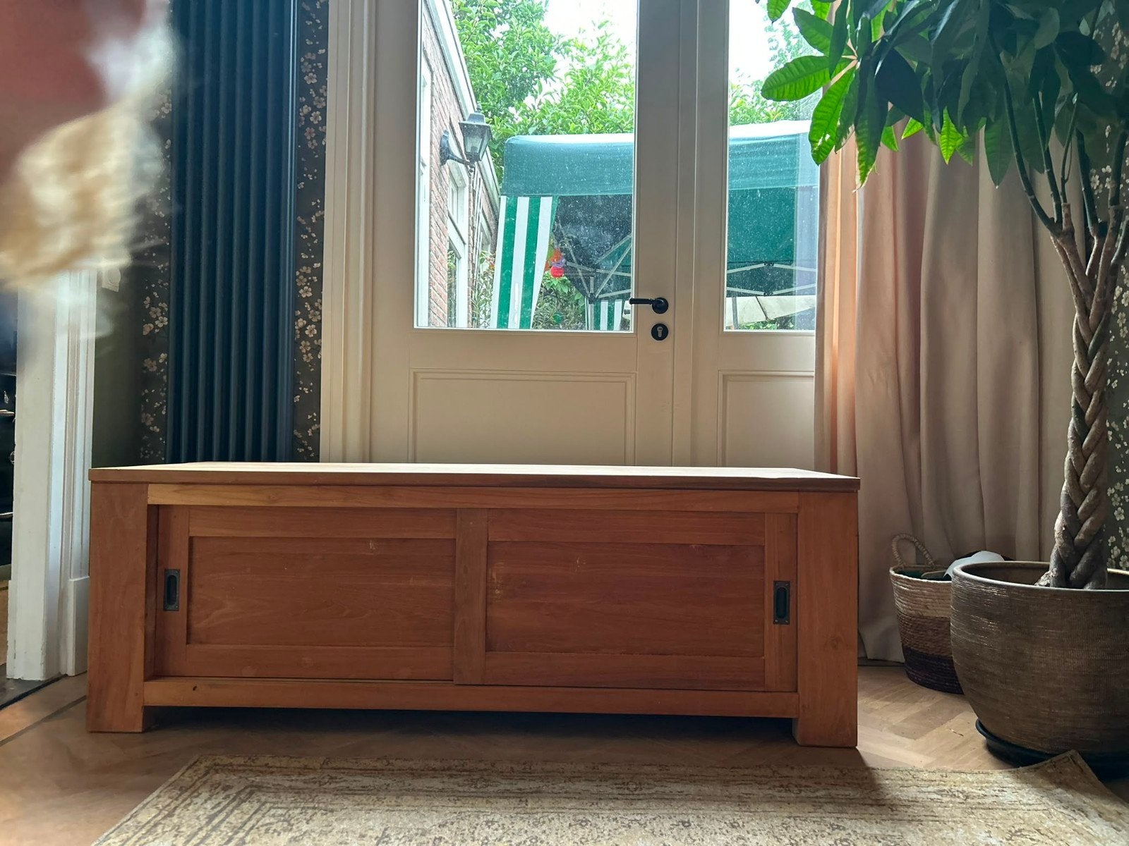 Houten TV-meubel met schuifdeuren - 160x57x55 cm, Ophalen, Gebruikt, 150 tot 200 cm, Overige houtsoorten