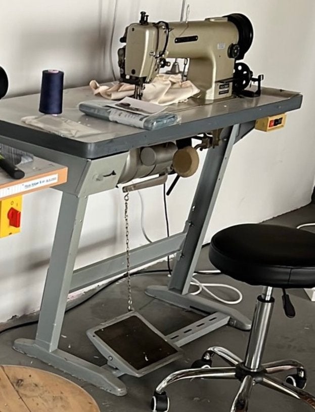 Mitsubishi 3-voudig transport leermachine, Hobby en Vrije tijd, Naaimachines en Toebehoren, Ophalen, Zo goed als nieuw, Naaimachine