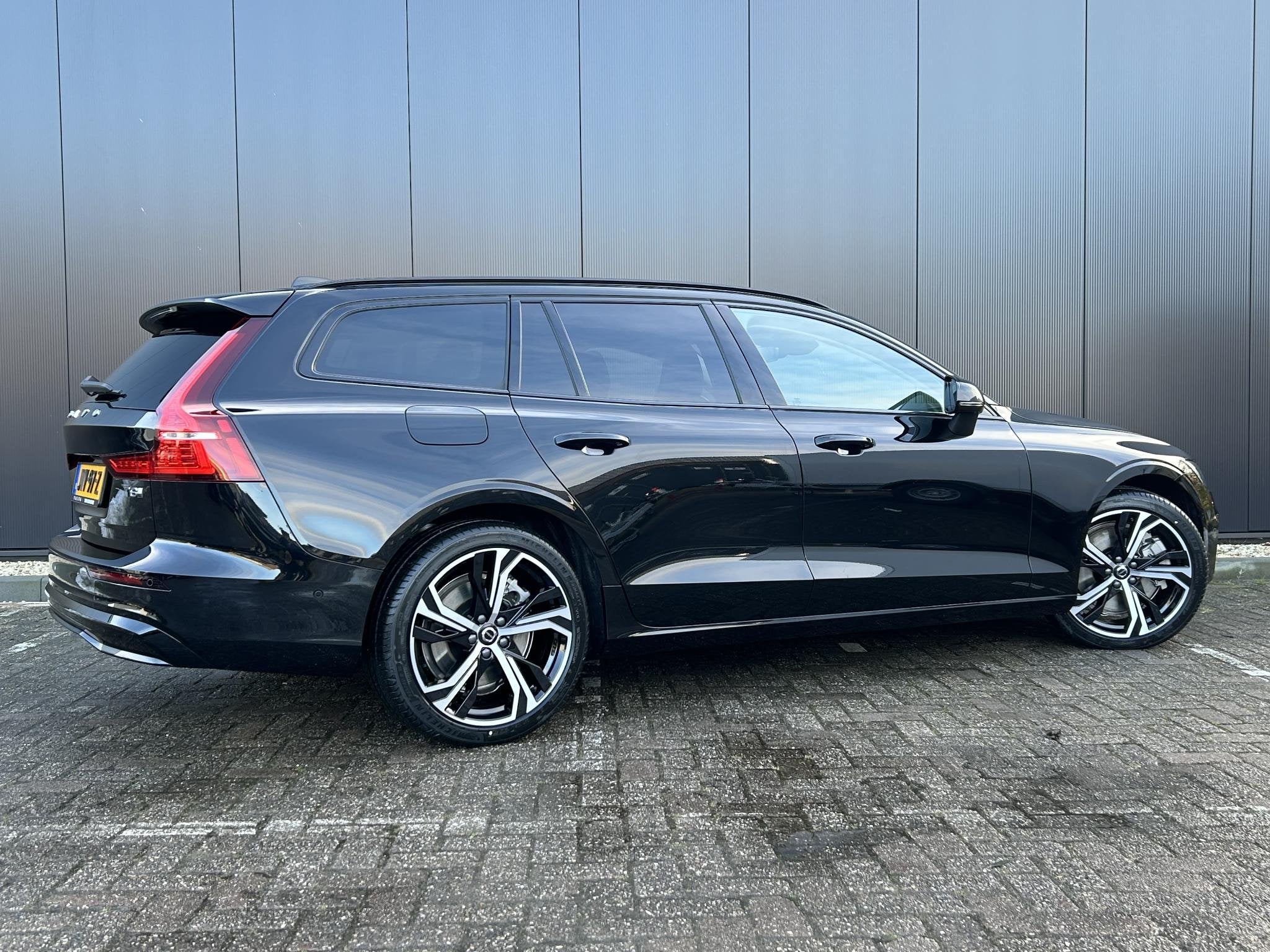 Volvo V60 2.0 T8 Plug-in hybrid AWD Plus Dark 360 camera/ Po, Auto's, Automaat, Gebruikt, 4 cilinders, 180 min