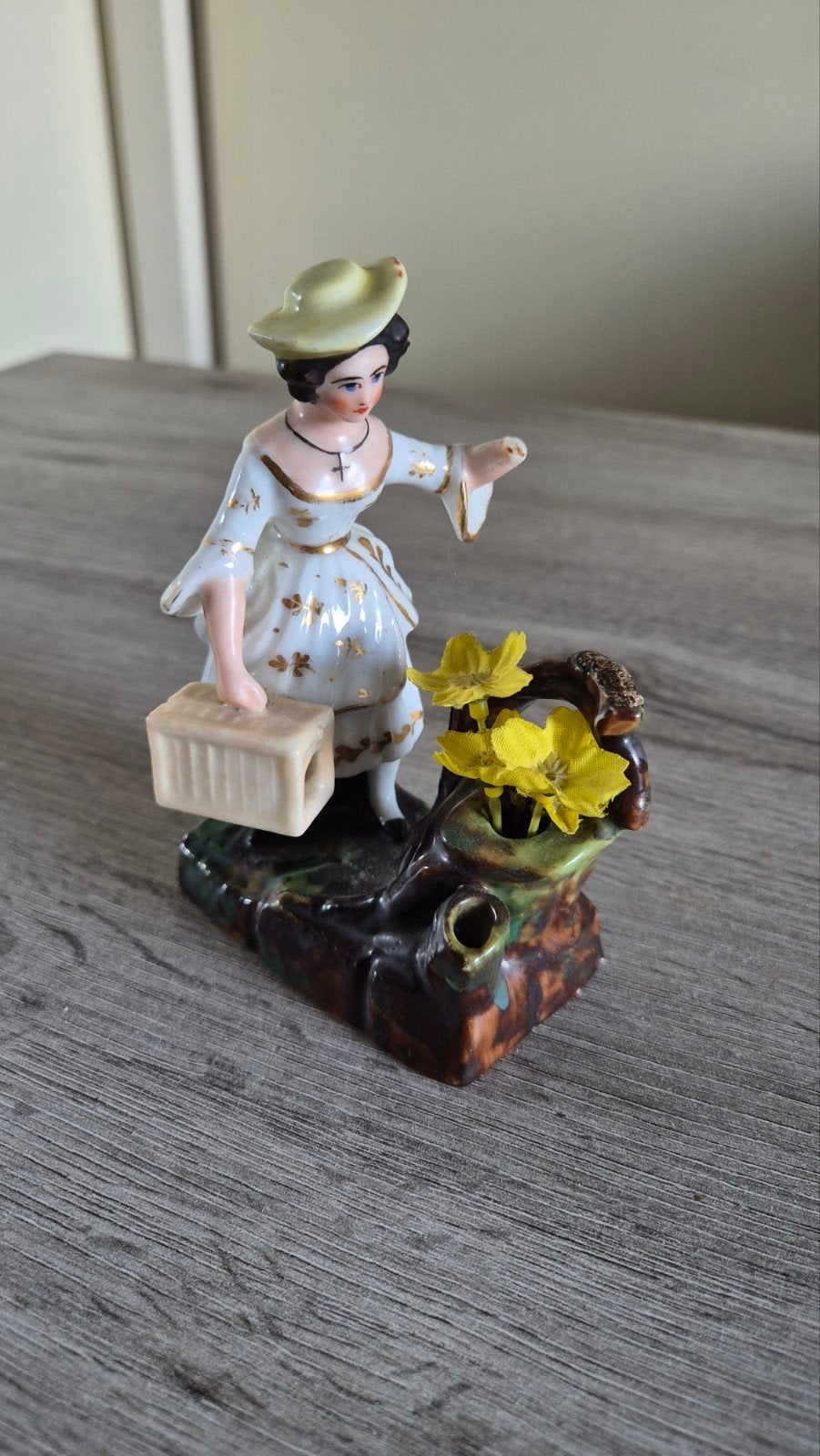 Vintage Porseleinen Beeldje: Dame met Mand en Bloemen, Antiek en Kunst, Ophalen of Verzenden