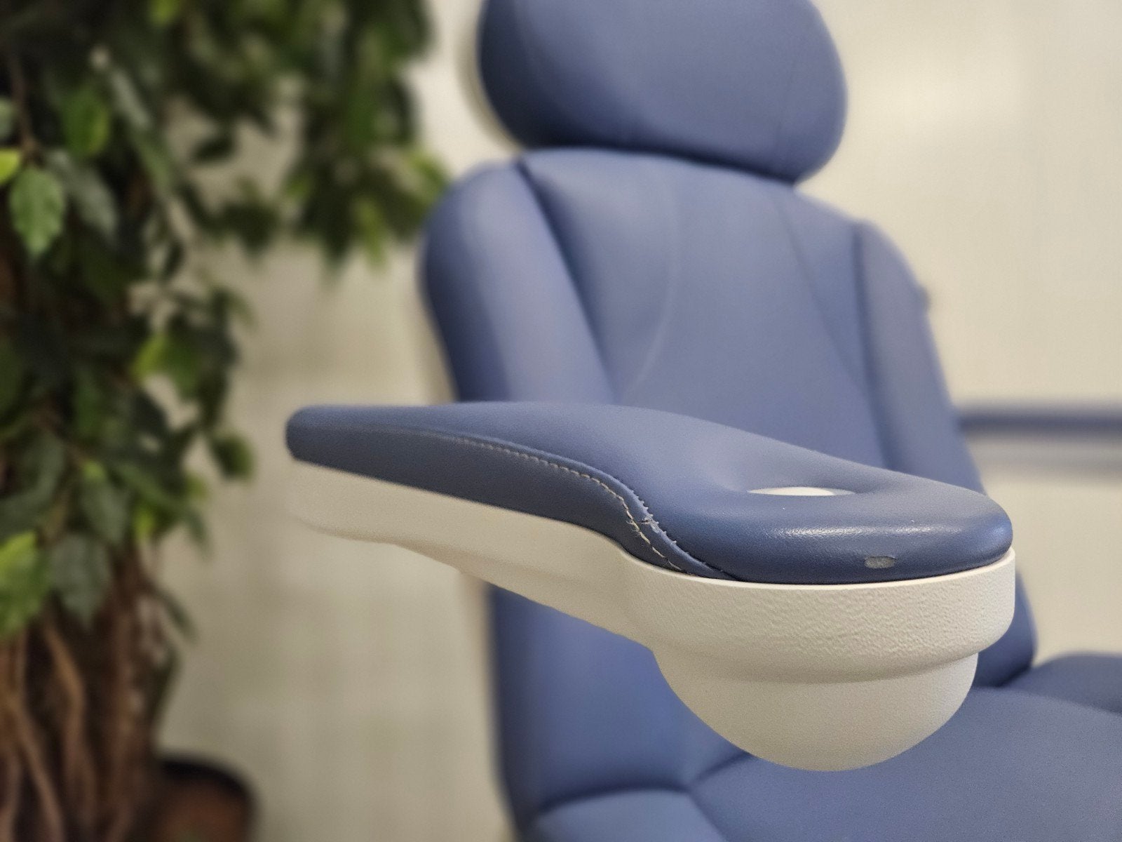 Elektrische behandelstoel of pedicurestoel Bentlon Gold ZGAN, Ophalen of Verzenden, Zo goed als nieuw, Massagestoel of Kussen