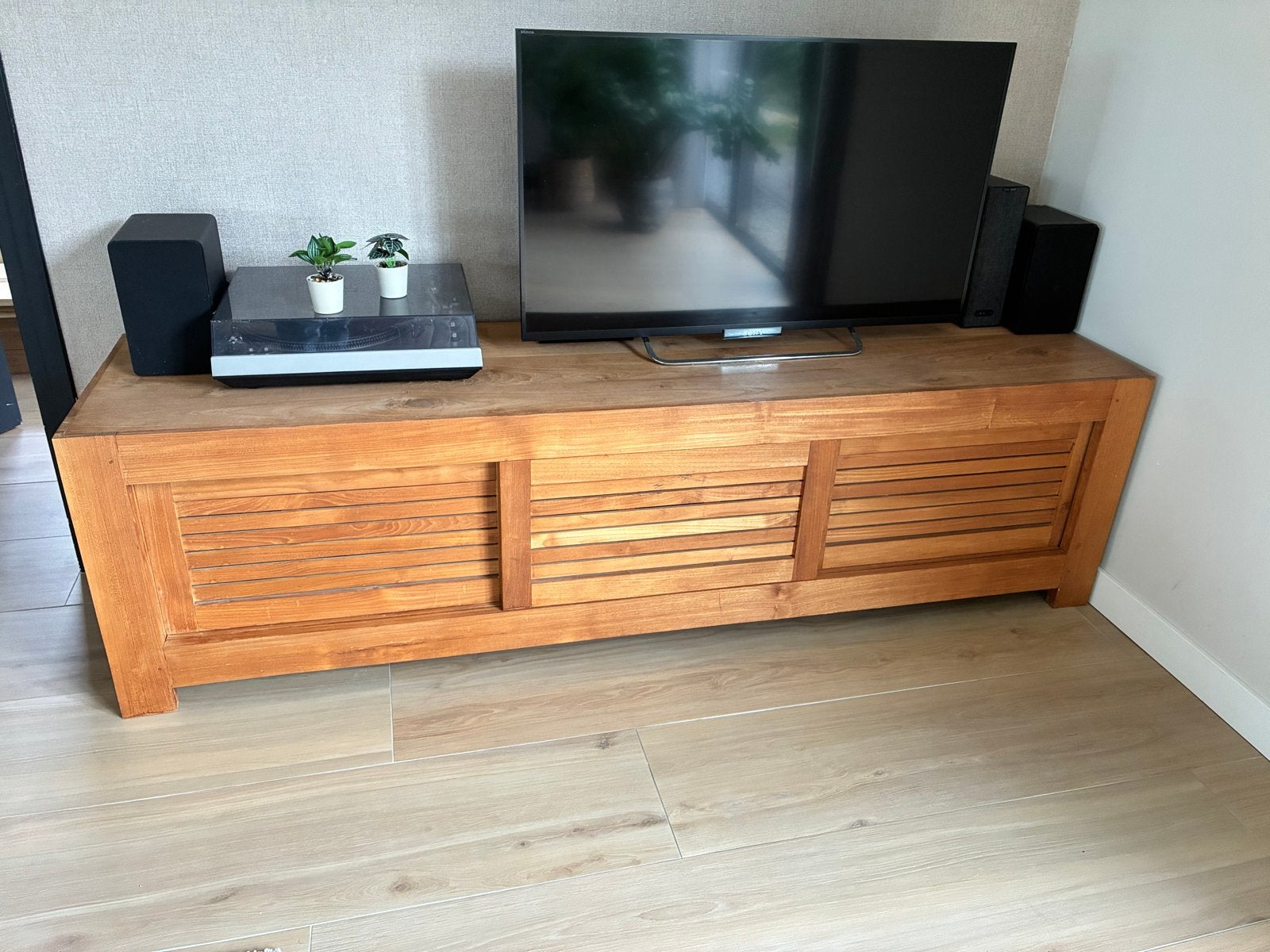 Massief houten tv meubel - 200x50x56cm, Huis en Inrichting, Ophalen, Gebruikt, 150 tot 200 cm, Minder dan 100 cm