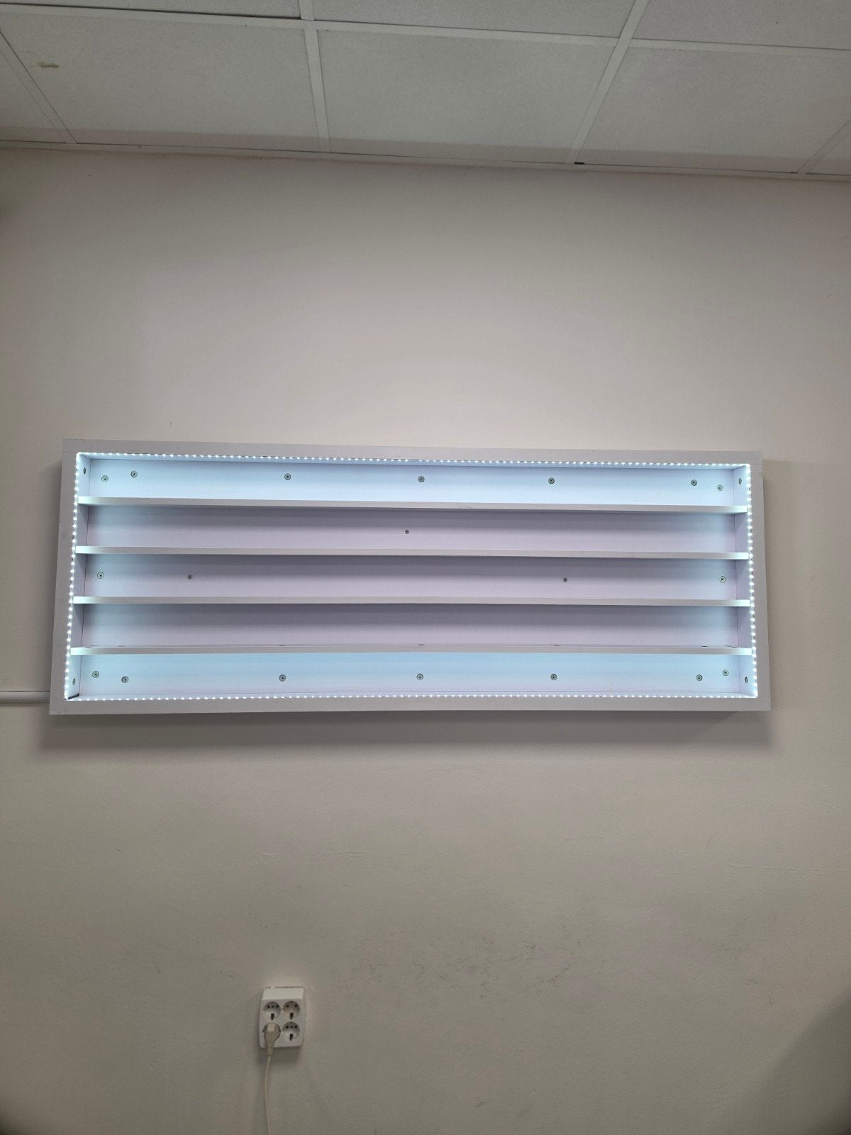 Foto 3 van Nagellak wandkast LED