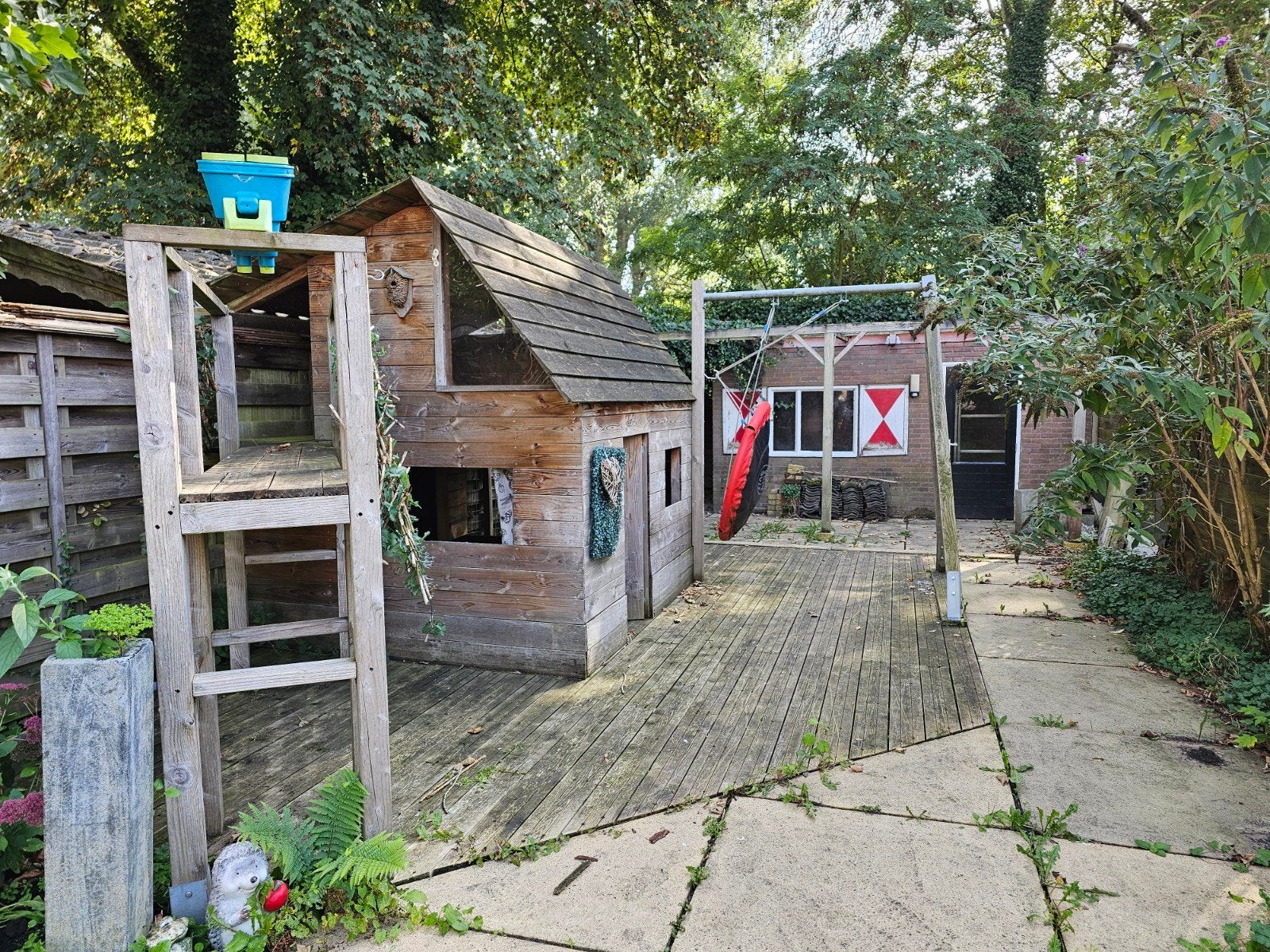 Zeer uitgebreid houten  kinderspeelhuisje, Ophalen, Glijbaan