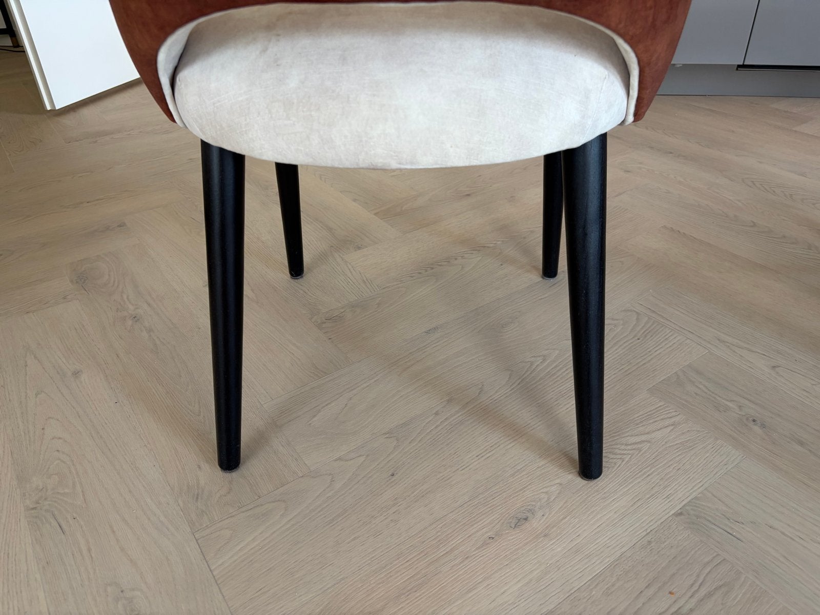Moderne eetkamerstoelen  - Bruin/Beige stof met zwarte poten, Bruin, Ophalen of Verzenden, Zo goed als nieuw, Vier