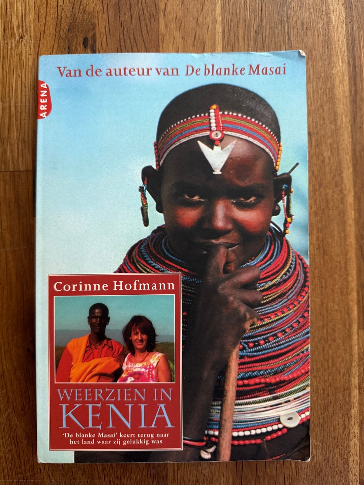 Weerzien in Kenia - Corinne Hofmann (De Blanke Masai), Boeken, Afrika, Ophalen of Verzenden, Reisgids of -boek, Gelezen