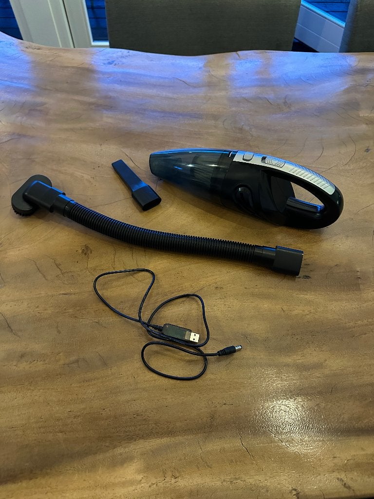 Oplaadbare kruimeldief / autostofzuiger met opzetstukken, Witgoed en Apparatuur, Gebruikt, Kruimeldief, Ophalen of Verzenden, Minder dan 1200 watt