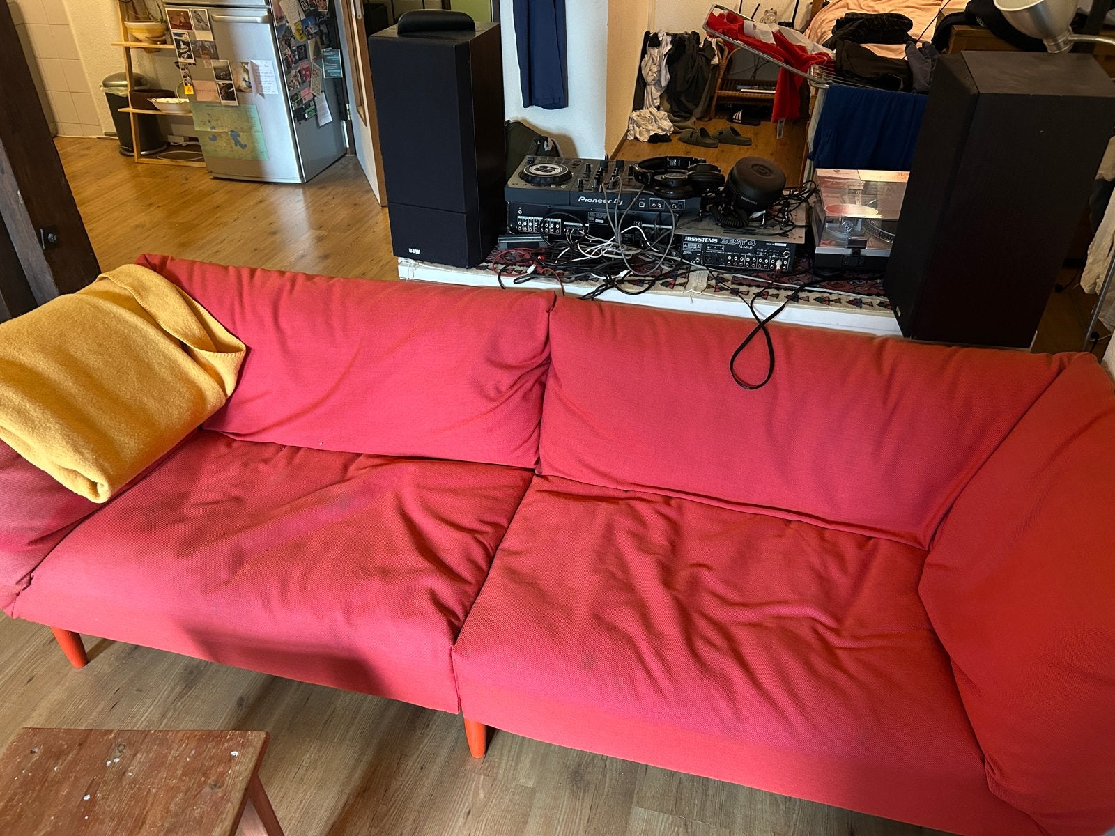 Gratis af te halen: Comfortabele rode bank, Ophalen, Gebruikt, 150 tot 200 cm, Driepersoons