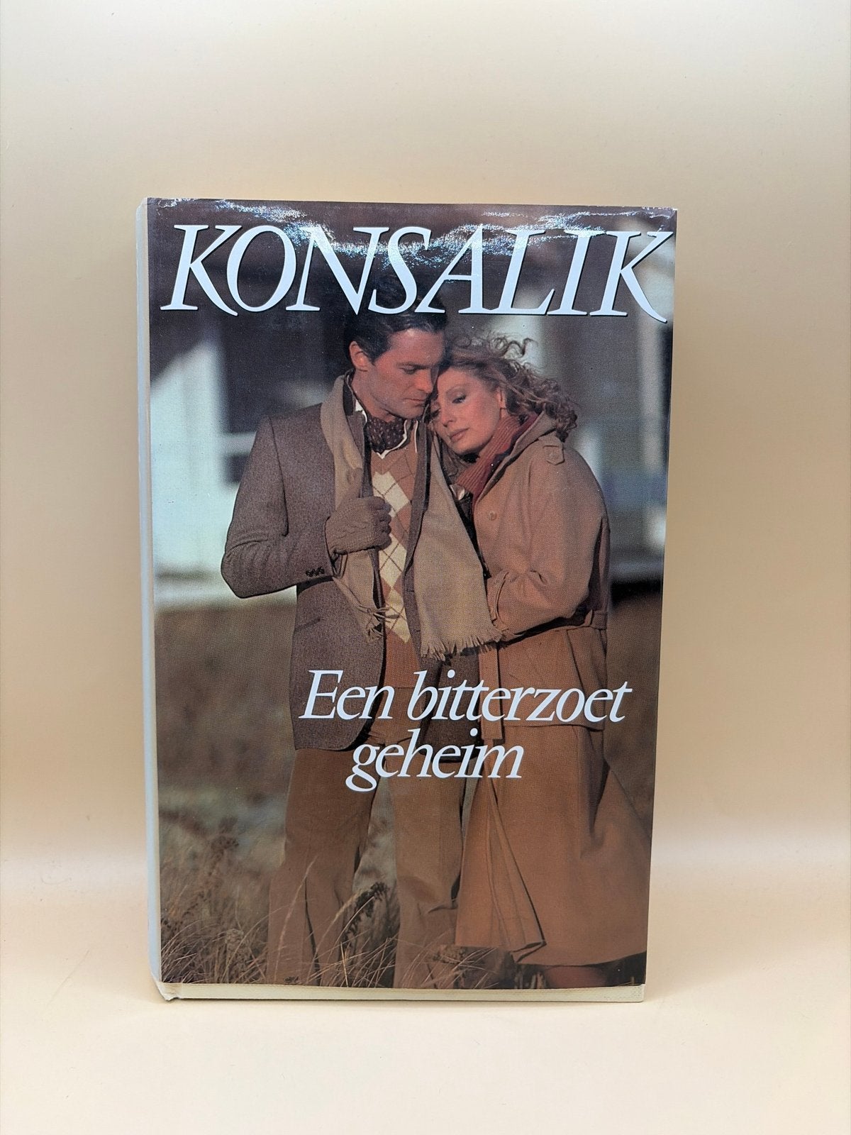 Konsalik - Een bitterzoet geheim (Roman), Ophalen of Verzenden, Gelezen, Europa overig