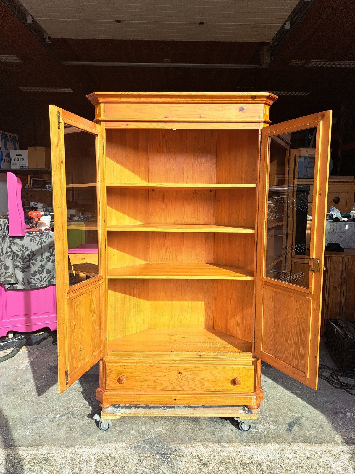 grenen vitrinekast hoekkast, R.kooij65@gmail.com, Gebruikt, 100 tot 150 cm, Met lade(s)