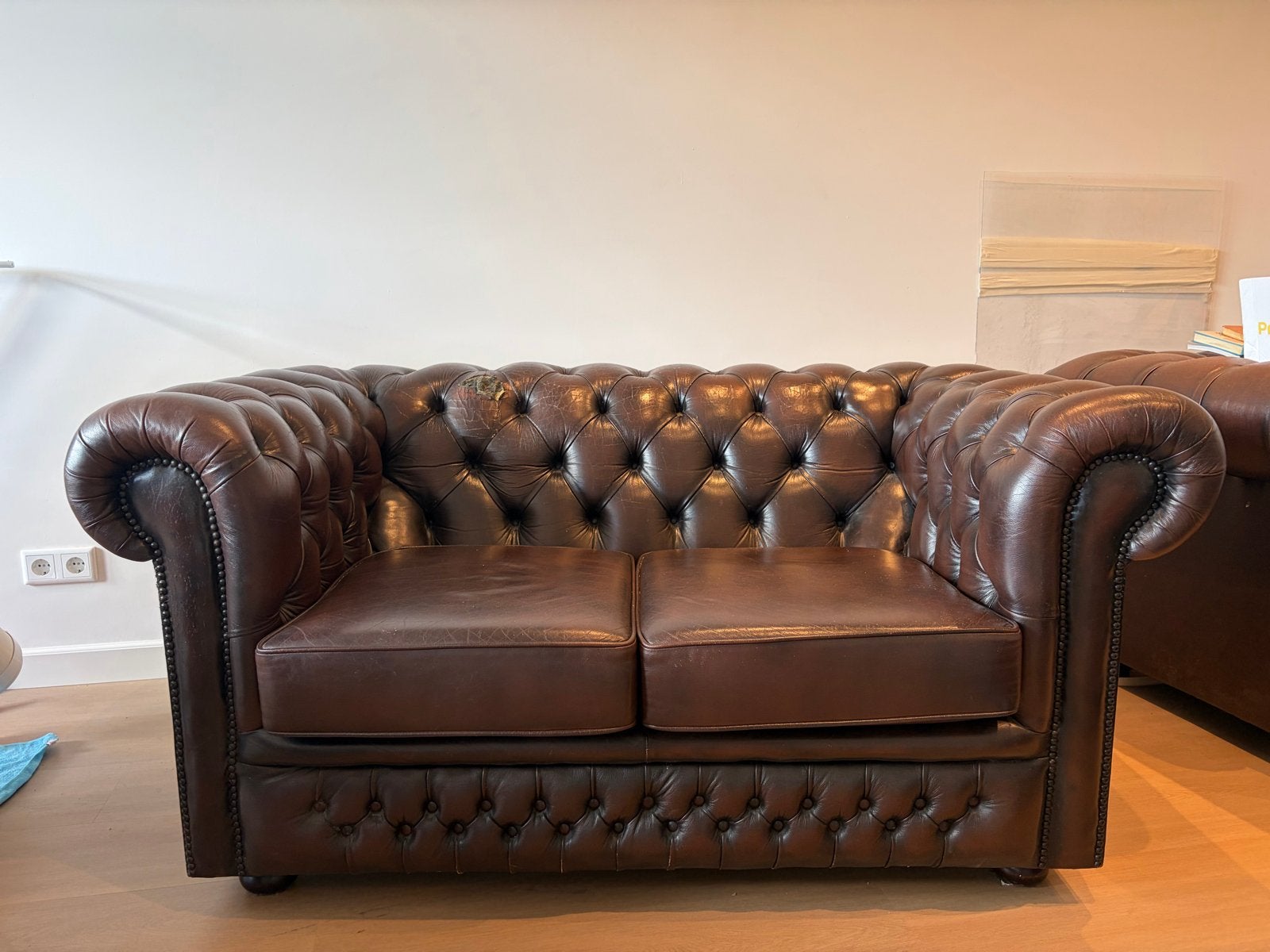 Tweezits Chesterfield bank - Klassiek bruin leer, Huis en Inrichting, Banken | Bankstellen, Ophalen, Gebruikt, 150 tot 200 cm