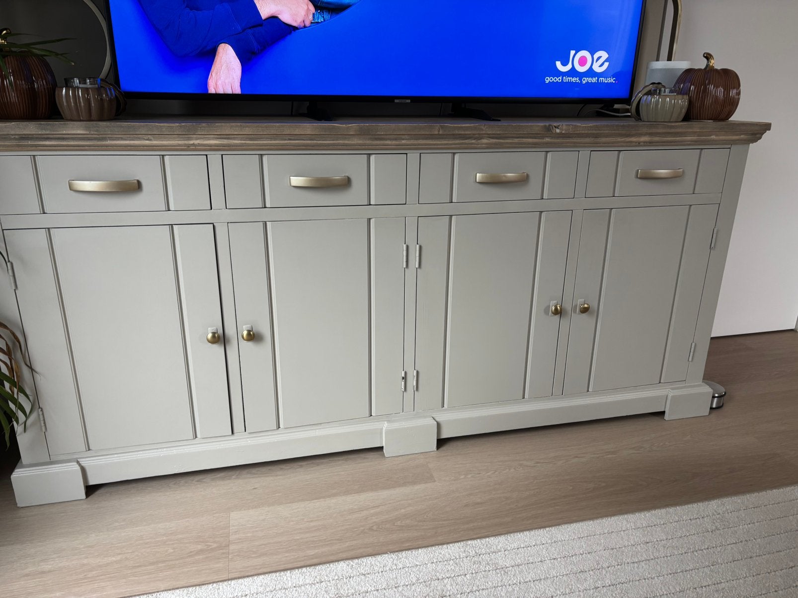 Dressoir beige met gouden handgrepen, Huis en Inrichting, Ophalen, Gebruikt, Landelijk, 200 cm of meer