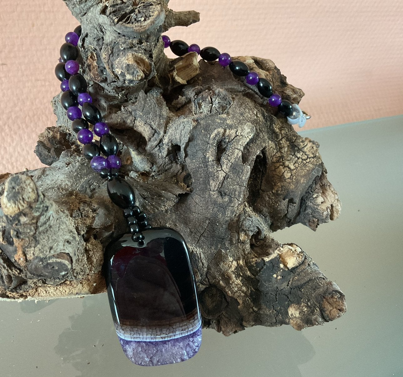 Ketting met zwarte onyx kralen en zwart/paarse agaat hanger, Sieraden, Tassen en Uiterlijk, Kettingen, Zwart, Nieuw, Ophalen of Verzenden