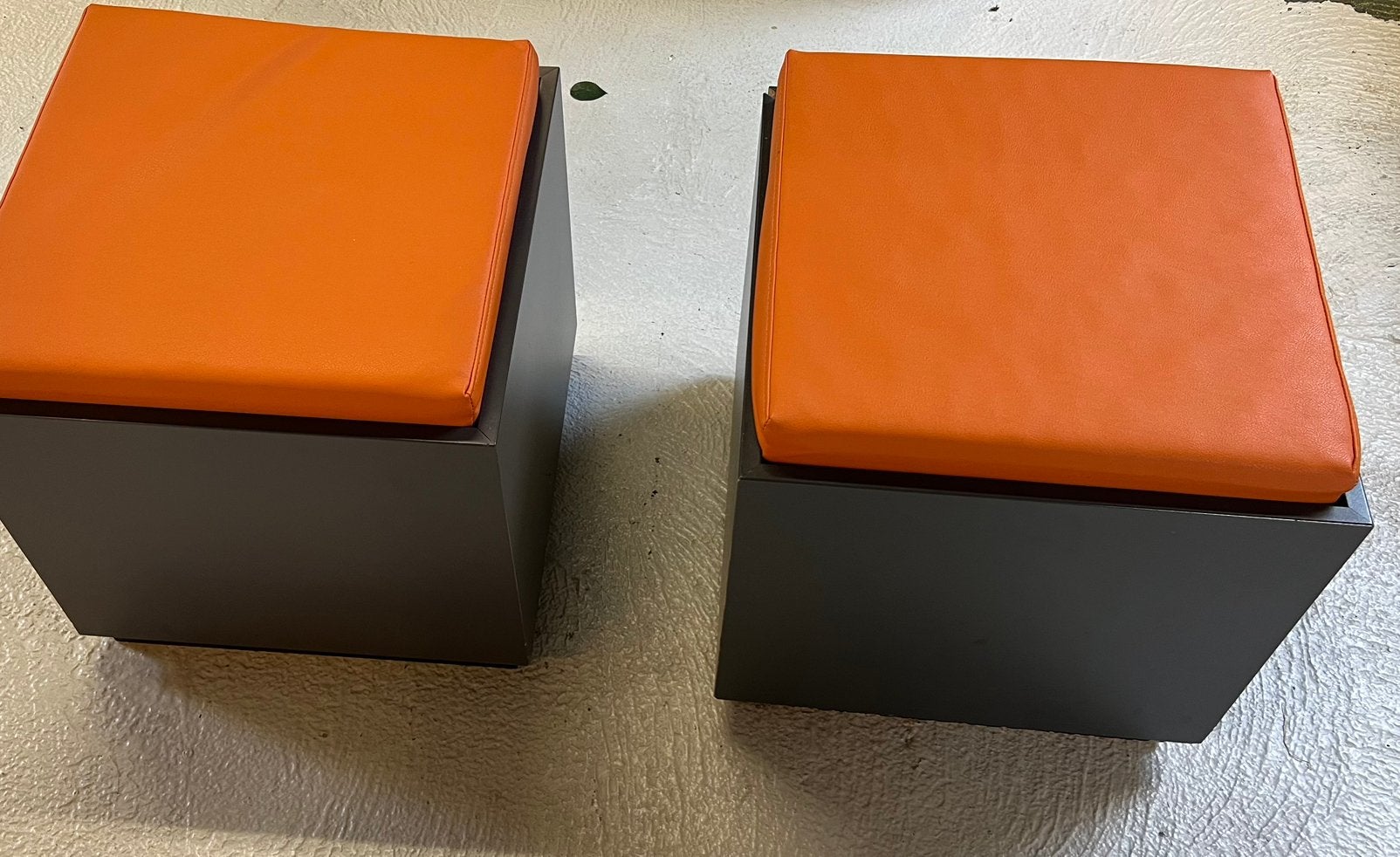 Oranje kussens ( leuk voor decoratie WK Voetbal ), Ophalen of Verzenden, Rechthoekig, Leer, Minder dan 50 cm