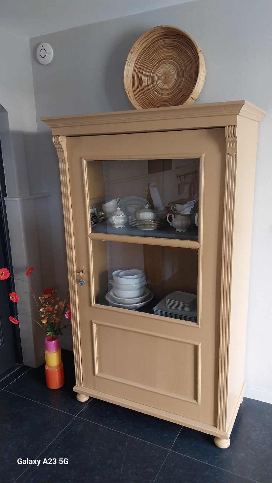 Brocante Gele Buffet Vitrinekast - Charmant en Functioneel, Ophalen, 100 tot 150 cm, Overige houtsoorten, 150 tot 200 cm